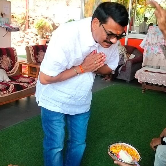 खुशियाँ बाँटने से बढ़ती हैं और सेवा से सवरती हैं!”