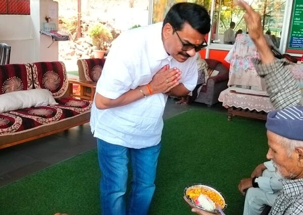 खुशियाँ बाँटने से बढ़ती हैं और सेवा से सवरती हैं!”