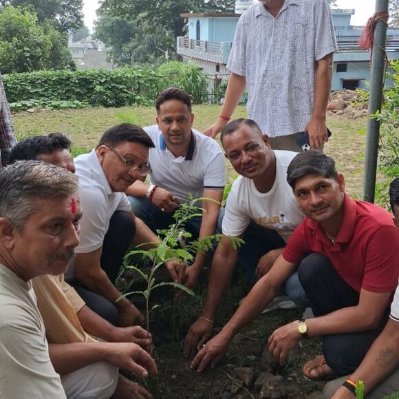 🙏 “एक पेड़ माँ के नाम” – सेवा, संस्कार और प्रकृति को समर्पित एक प्रेरणादायी पहल 🌿💚