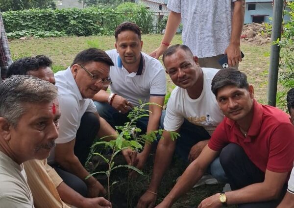 🙏 “एक पेड़ माँ के नाम” – सेवा, संस्कार और प्रकृति को समर्पित एक प्रेरणादायी पहल 🌿💚